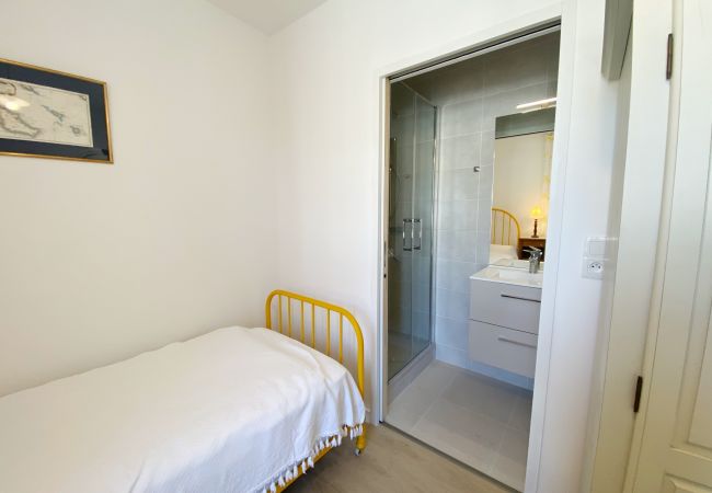 Apartment in La Trinité-sur-Mer - VILLA MAJOY - Holiday apartment with view on the port of Trinité-sur-Mer - T547 Apartment in La Trinité-sur-Mer - VILLA MAJOY - Holiday apartment with view on the port of Trinité-sur-Mer - T547