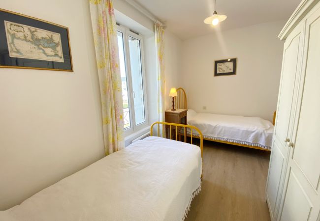 Apartment in La Trinité-sur-Mer - VILLA MAJOY - Holiday apartment with view on the port of Trinité-sur-Mer - T547 Apartment in La Trinité-sur-Mer - VILLA MAJOY - Holiday apartment with view on the port of Trinité-sur-Mer - T547
